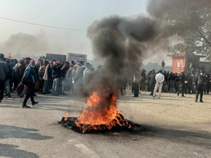 प्रहरीको गोली लागेर युवकको मृत्यु भएपछि पूर्व–पश्चिम राजमार्ग बन्द