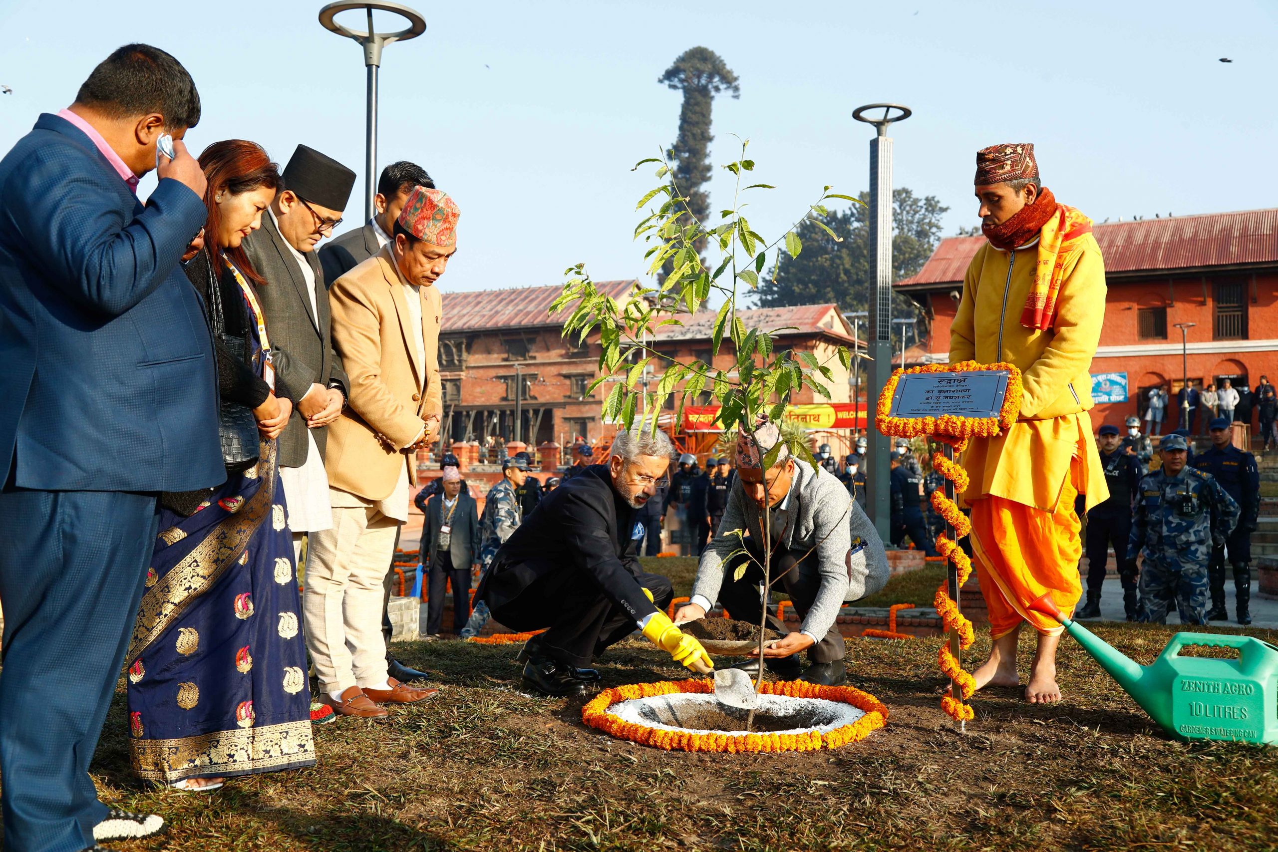 जयशंकरले पशुपतिमा गरे पूजा र वृक्षरोपण