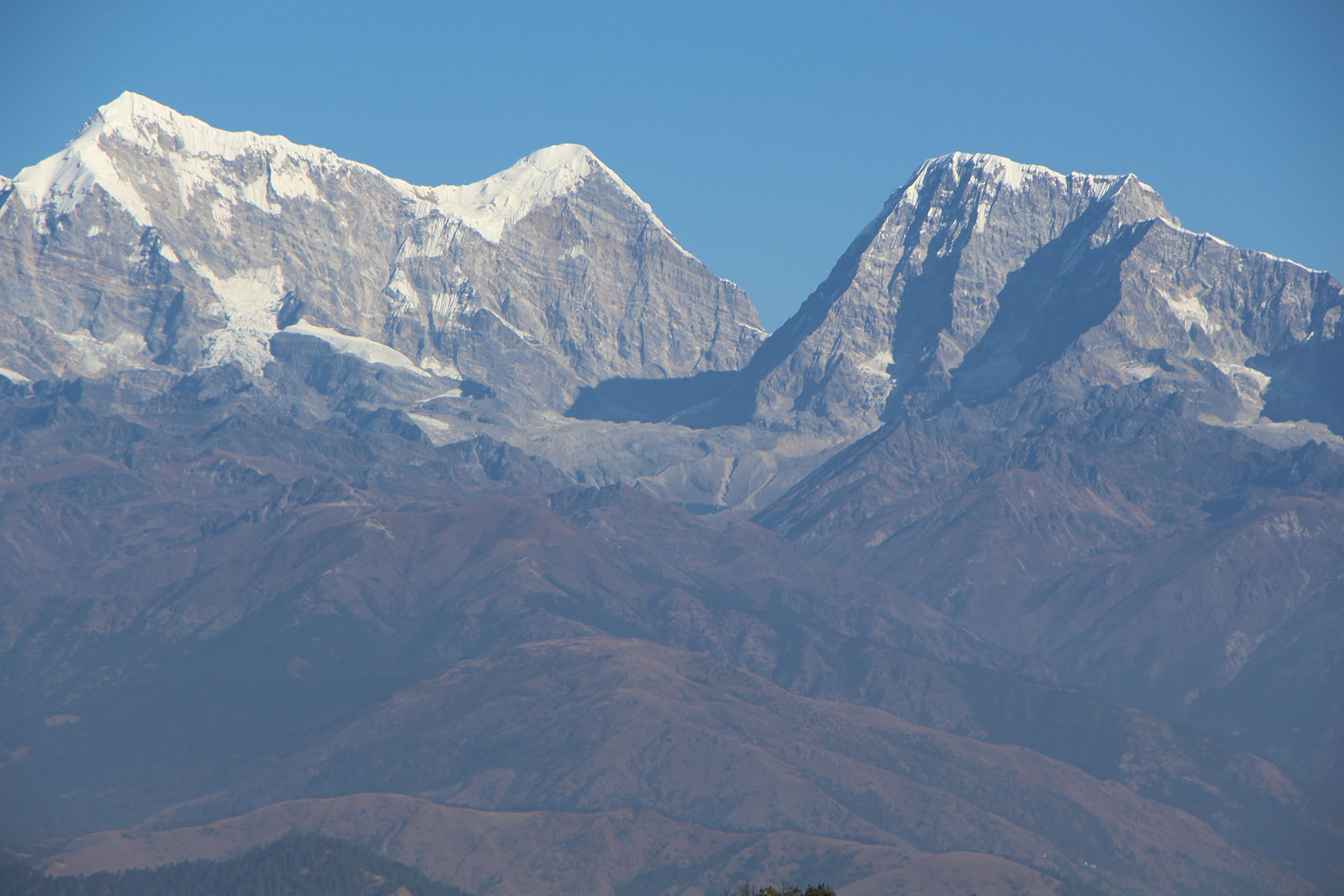 हिउँले टलक्क टल्कने हिमाल कालापत्थरमा परिणत हुँदै