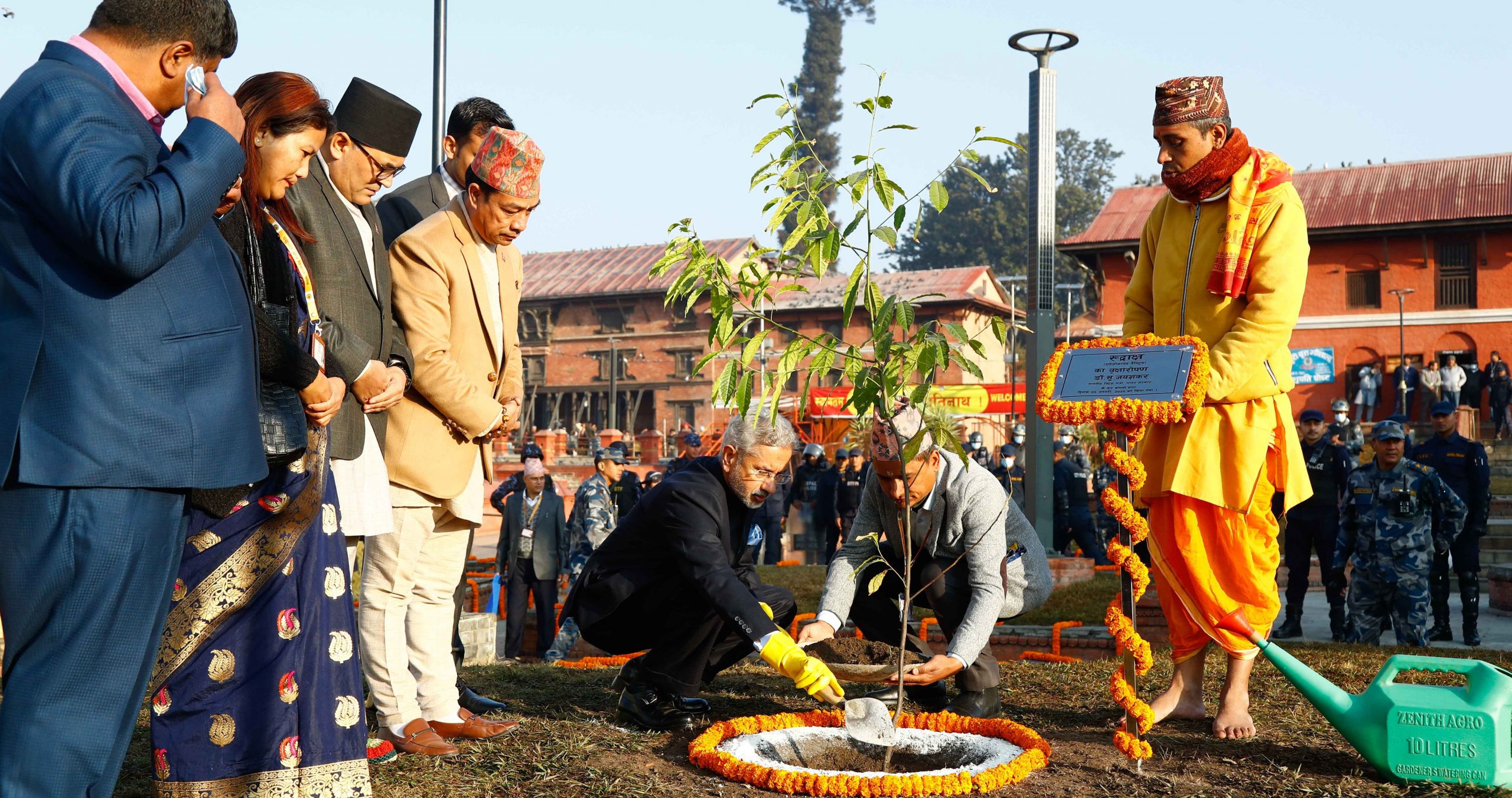 जयशंकरले पशुपतिमा गरे पूजा र वृक्षरोपण