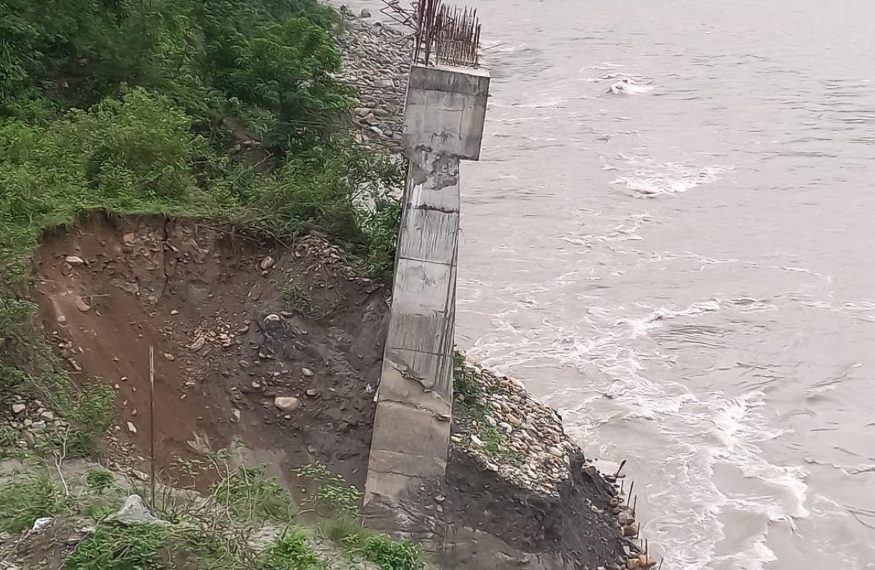 देउवाले शिलान्यास गरेको पुल ७ वर्षसम्म पनि बनेन, वर्षा सुरु नहुँदै बाङ्गियो खम्बा