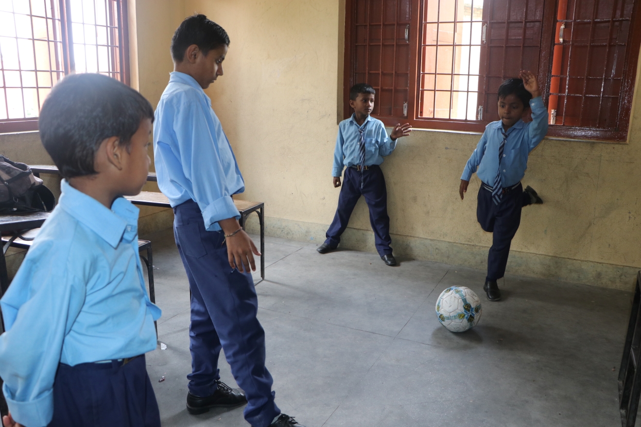 काठमाडौँकै विद्यालयमा छैन खेलमैदान, कक्षाकोठाभित्रै घुम्छ फुटबल
