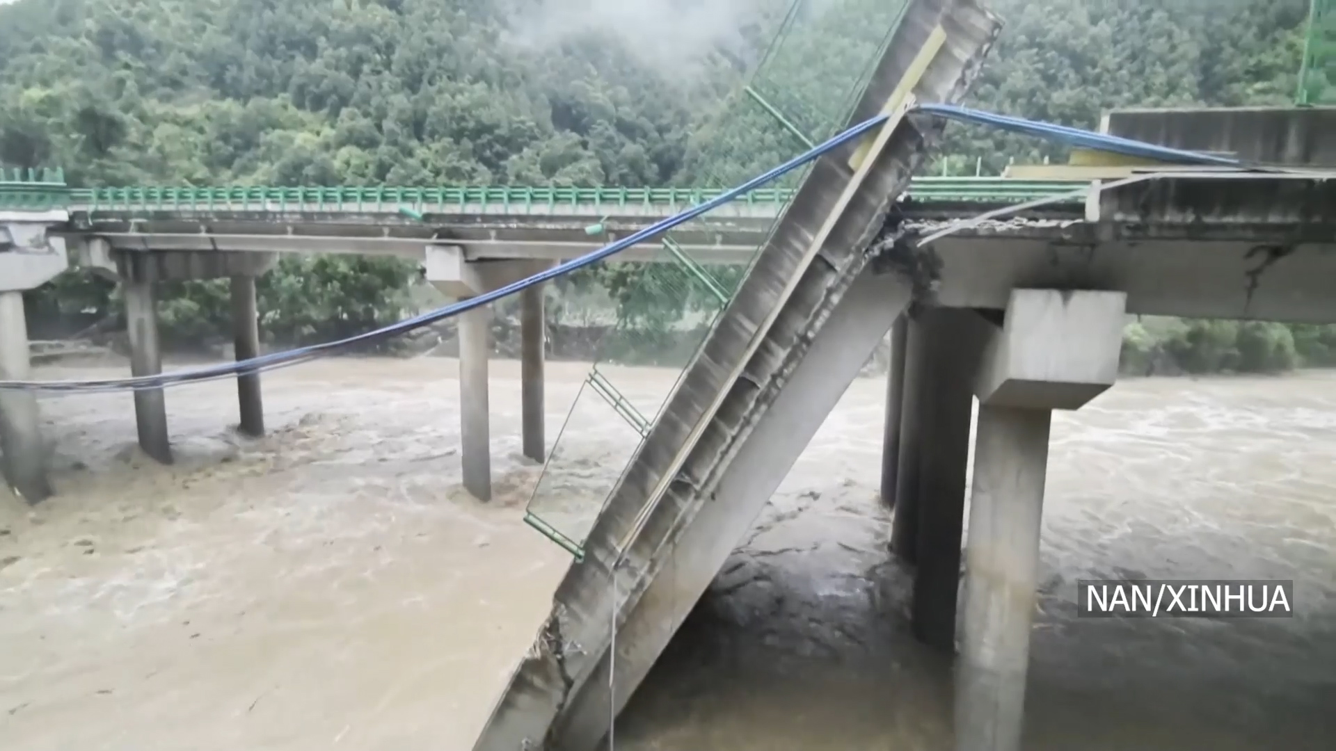 चीनमा राजमार्ग पुल भत्किँदा ११ जनाको मृत्यु (तस्बिरहरू)
