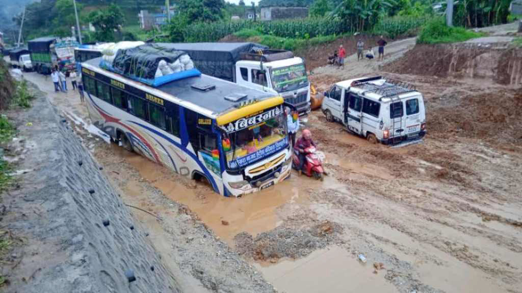 कर्णालीका पाँच जिल्लामा यातायात सेवा अवरुद्ध