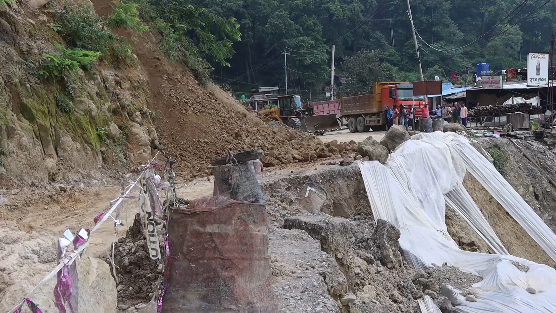 दाउन्नेमा फेरि गयो पहिरो, पूर्व-पश्चिम राजमार्ग पूर्णरूपमा अवरूद्ध