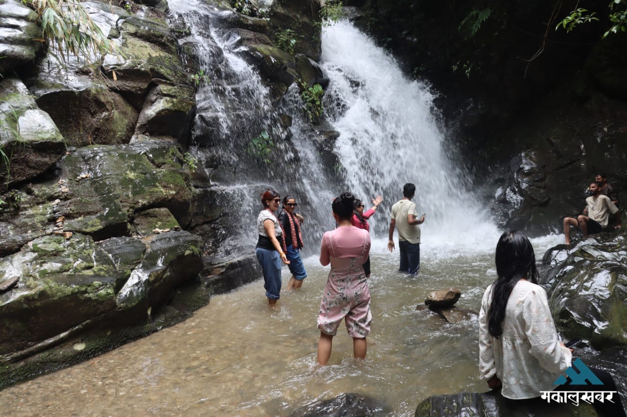 मुहान पोखरी झरनामा रमाउँछन् आन्तरिक पर्यटक तर प्रवेश निषेध (तस्बिरहरू)