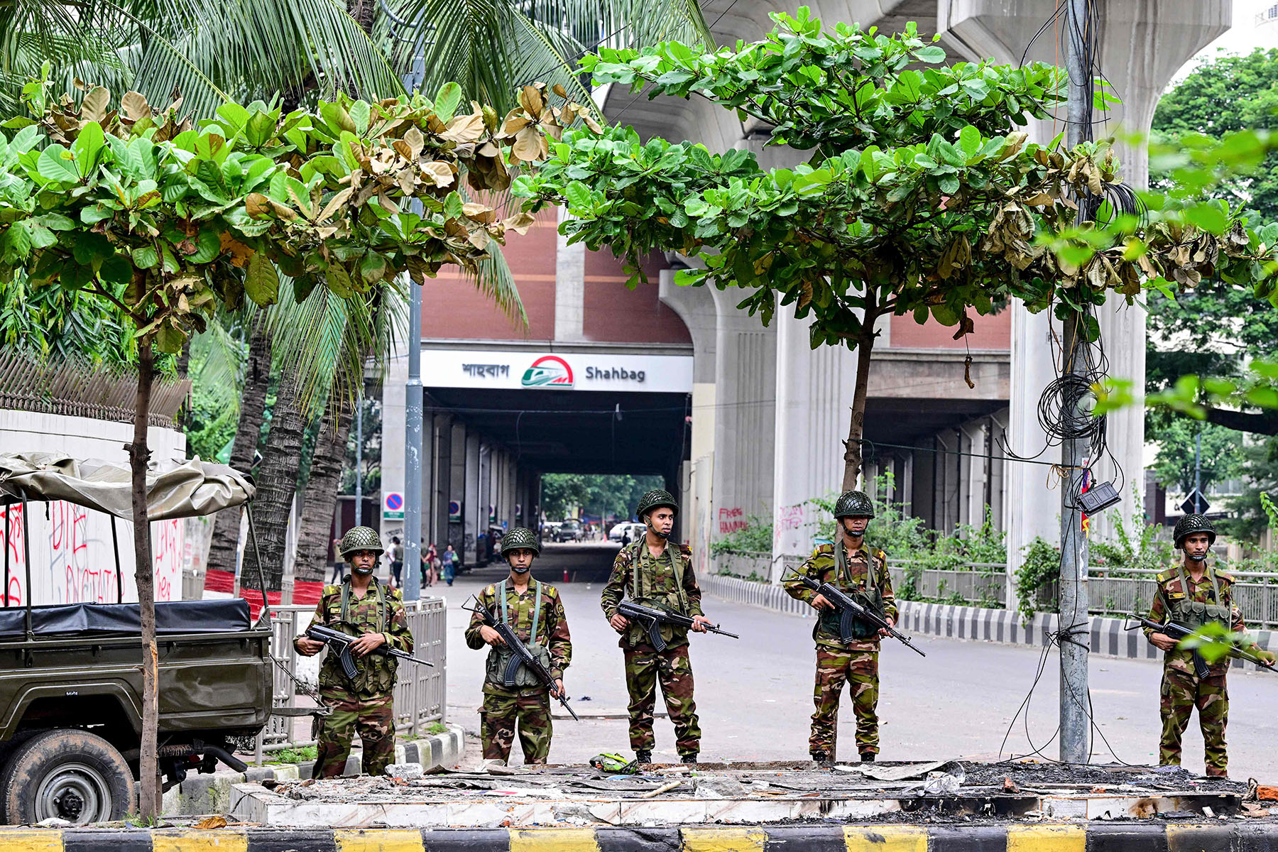 प्रदर्शनकारीद्वारा प्रधानमन्त्रीको कार्यालय भवनमा आक्रमण