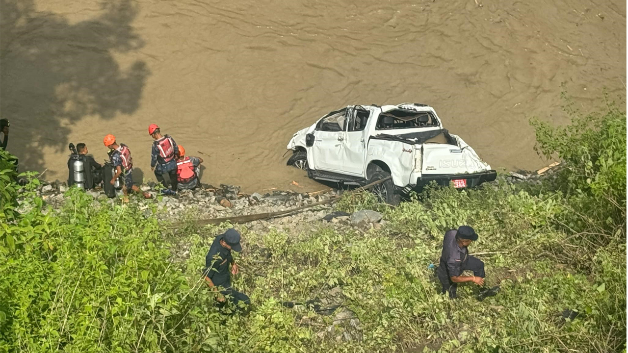 सुनकोसीमा खसेको गाडी भेटियो, भेटिएनन् बेपत्ता तीन जना