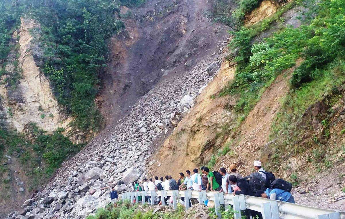 अवरुद्ध कर्णाली राजमार्ग सञ्चालनमा आउन दुई दिन लाग्ने