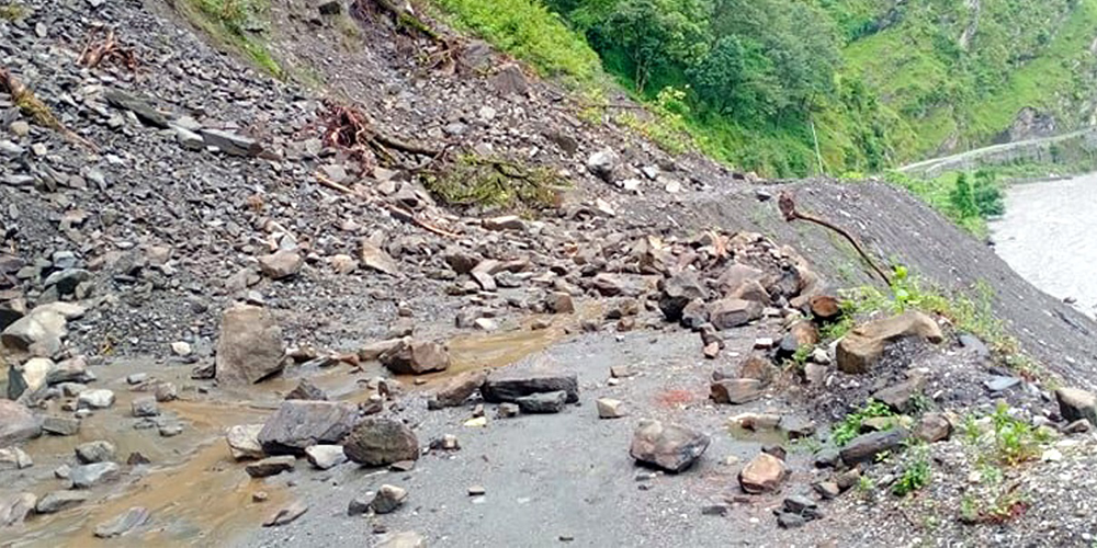 कर्णाली राजमार्ग अवरुद्ध, सयौं यात्रुहरू अलपत्र