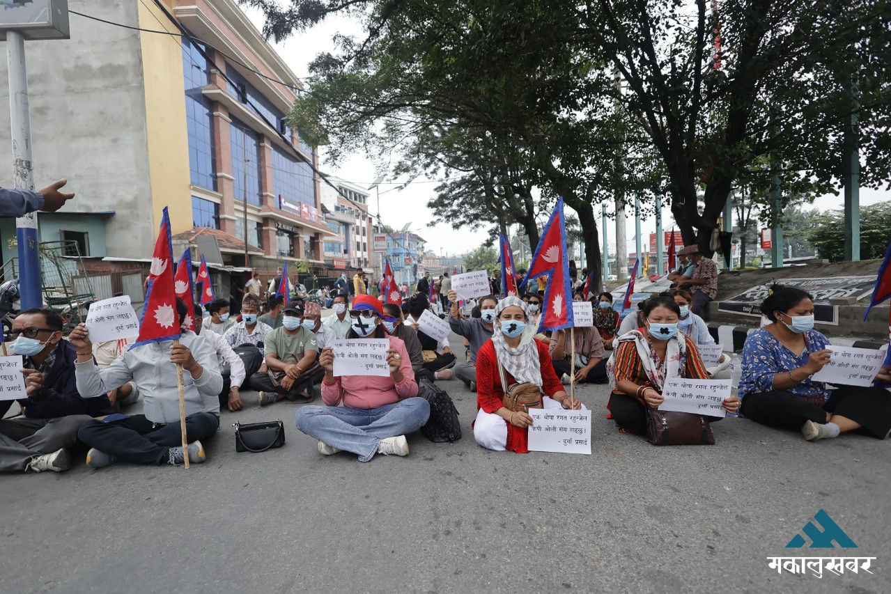 मुखमा कालो टेप लगाएर प्रसाईं समर्थकहरूको आन्दोलन (तस्बिरहरू)