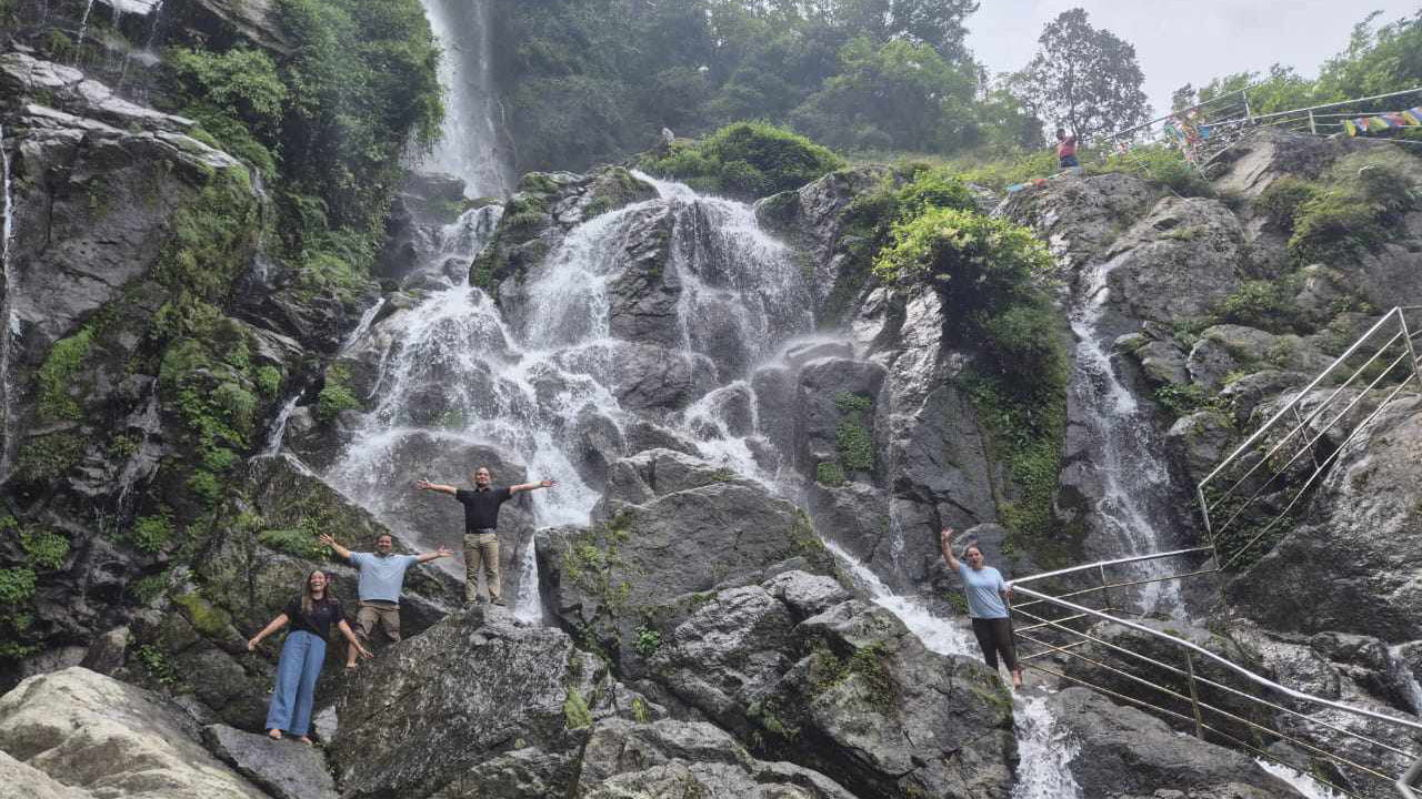 पर्यटकको रोजाइमा ‘तीनधारे झरना’