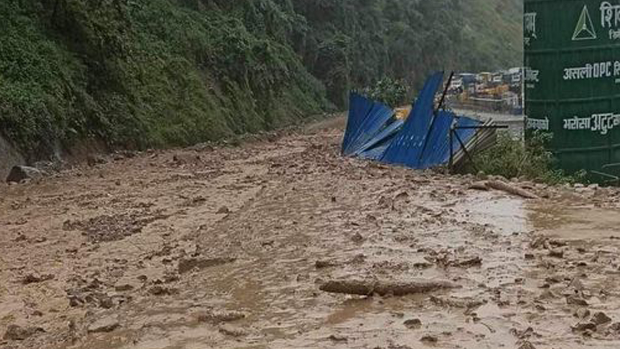 नौबिसे नागढुङ्गा सडक खण्ड अवरुद्ध