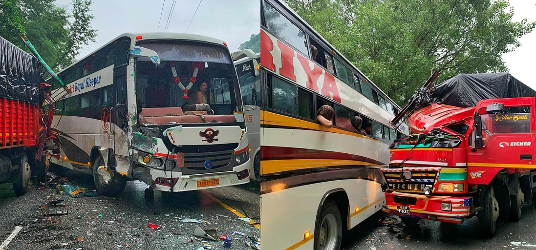 सिमलतालमा बस र ट्रक ठोक्किए, राजमार्गमा अवरुद्ध