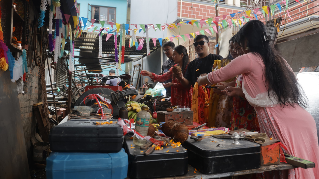 पूजा आराधना गरी मनाइयो विश्वकर्मा पर्व (तस्बिरहरु)