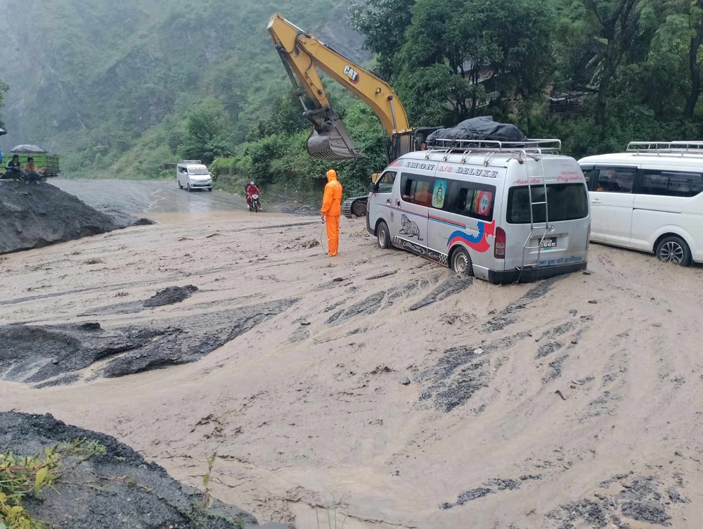 काभ्रेमा पहिरो, बीपी राजमार्ग अवरुद्ध