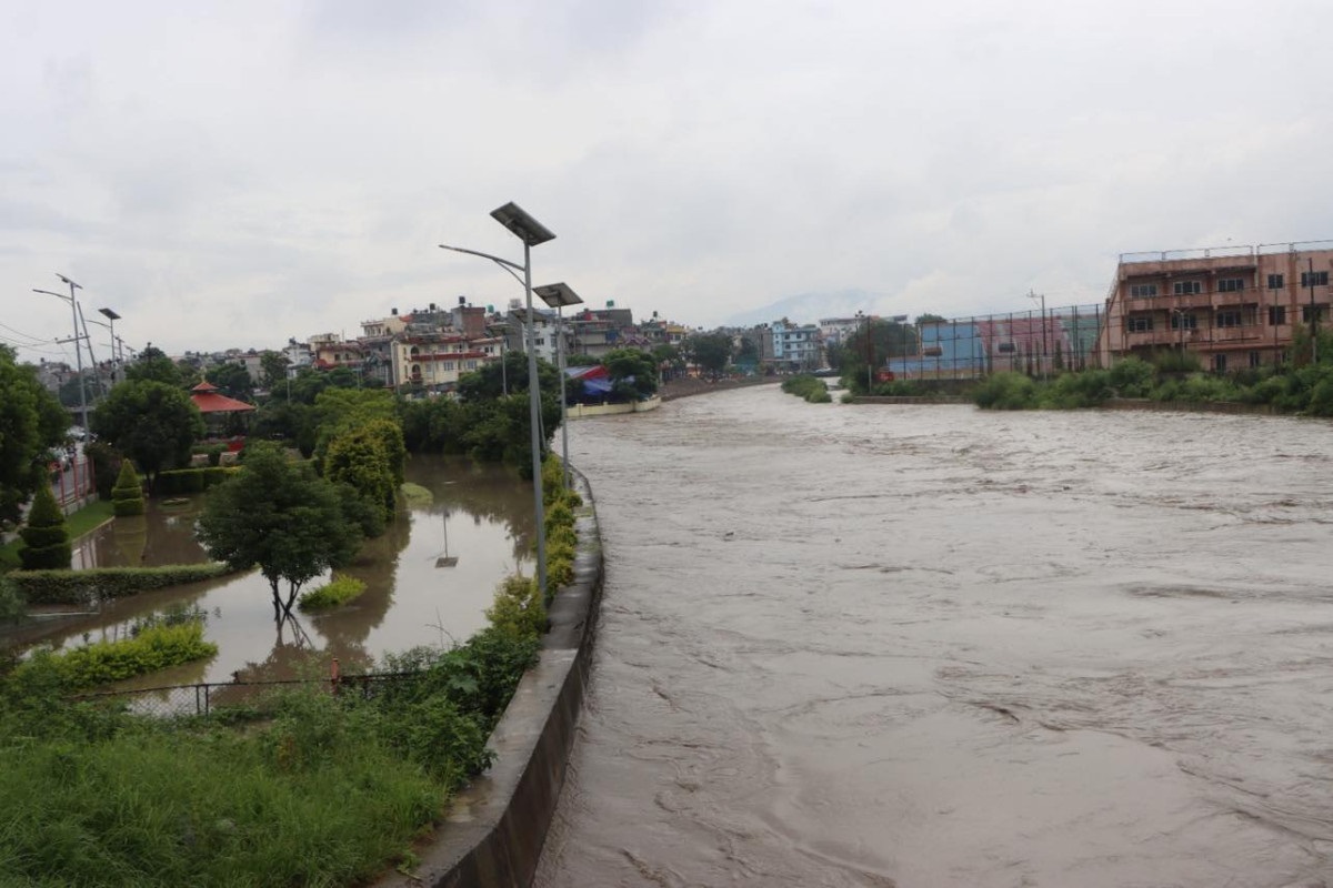 धोबिखोलामा खस्यो ट्याक्सी,चालकको उद्धार