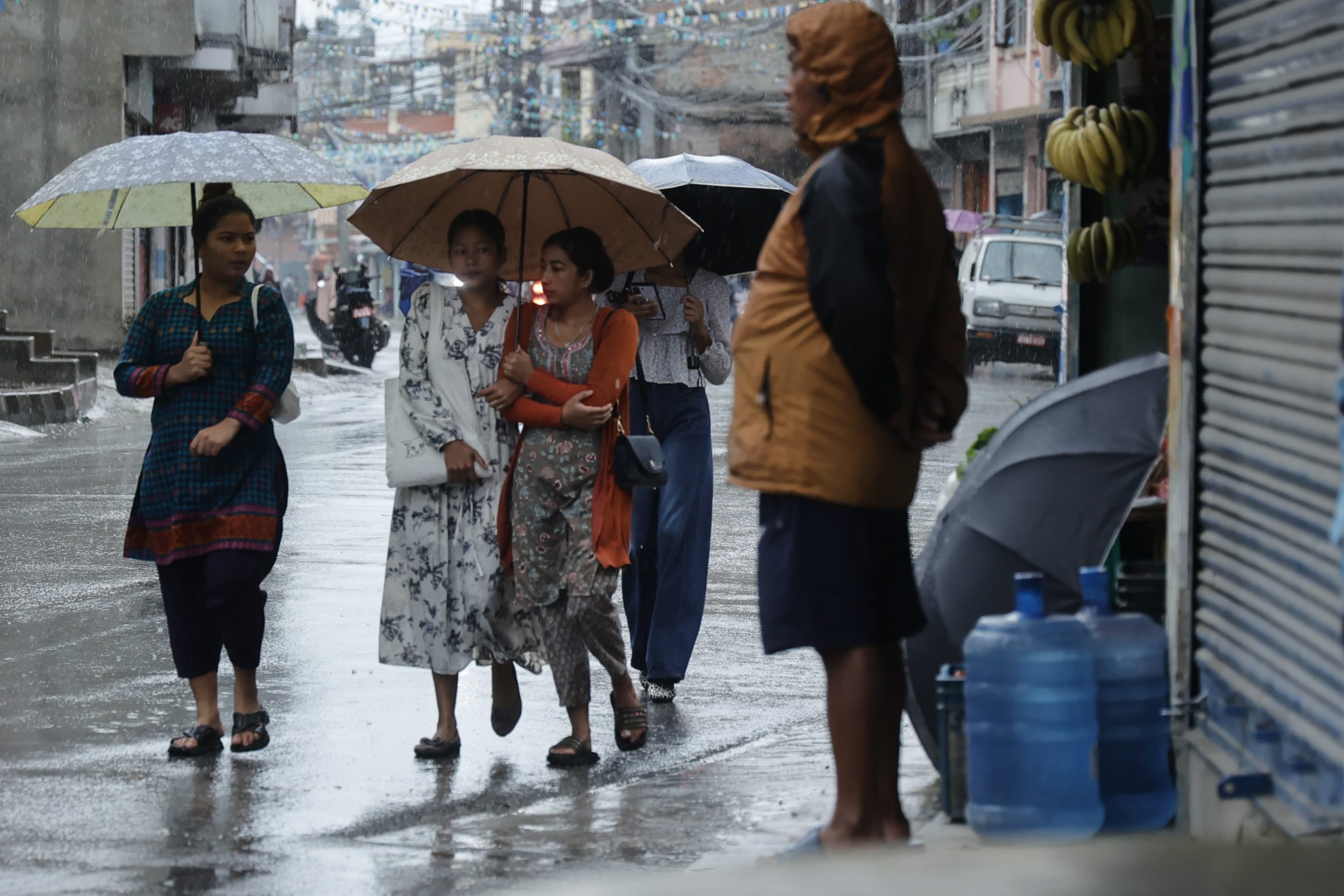 अविरल वर्षाले जनजीवन प्रभावित (तस्बिरहरू)