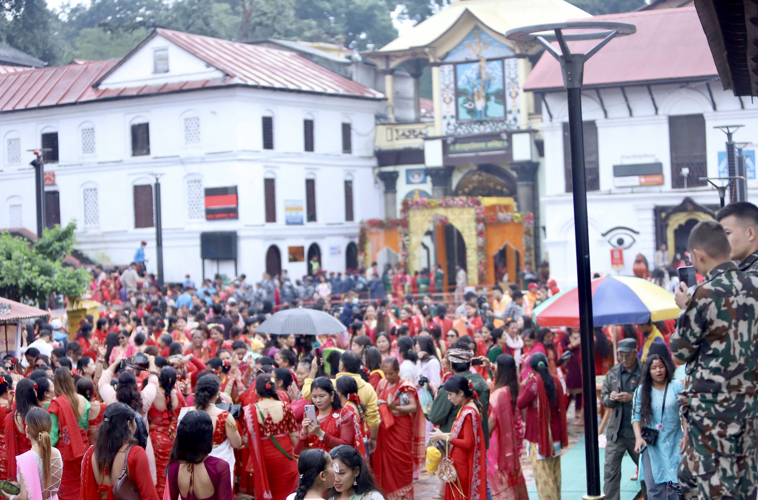 पशुपतिनाथलगायत देशभरका शिवालयमा बिहानैदेखि भीड