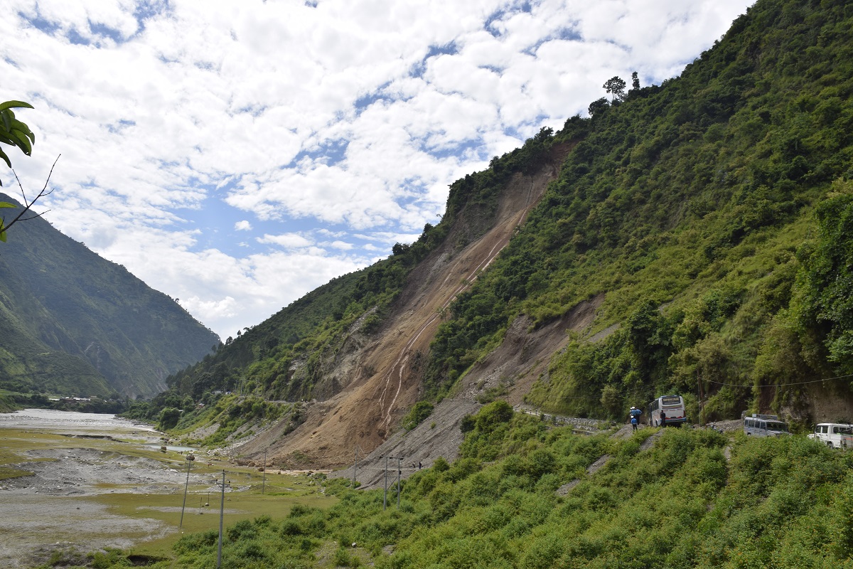 बालुवाटार नजिकै पहिरो आउँदा सडक अवरुद्ध