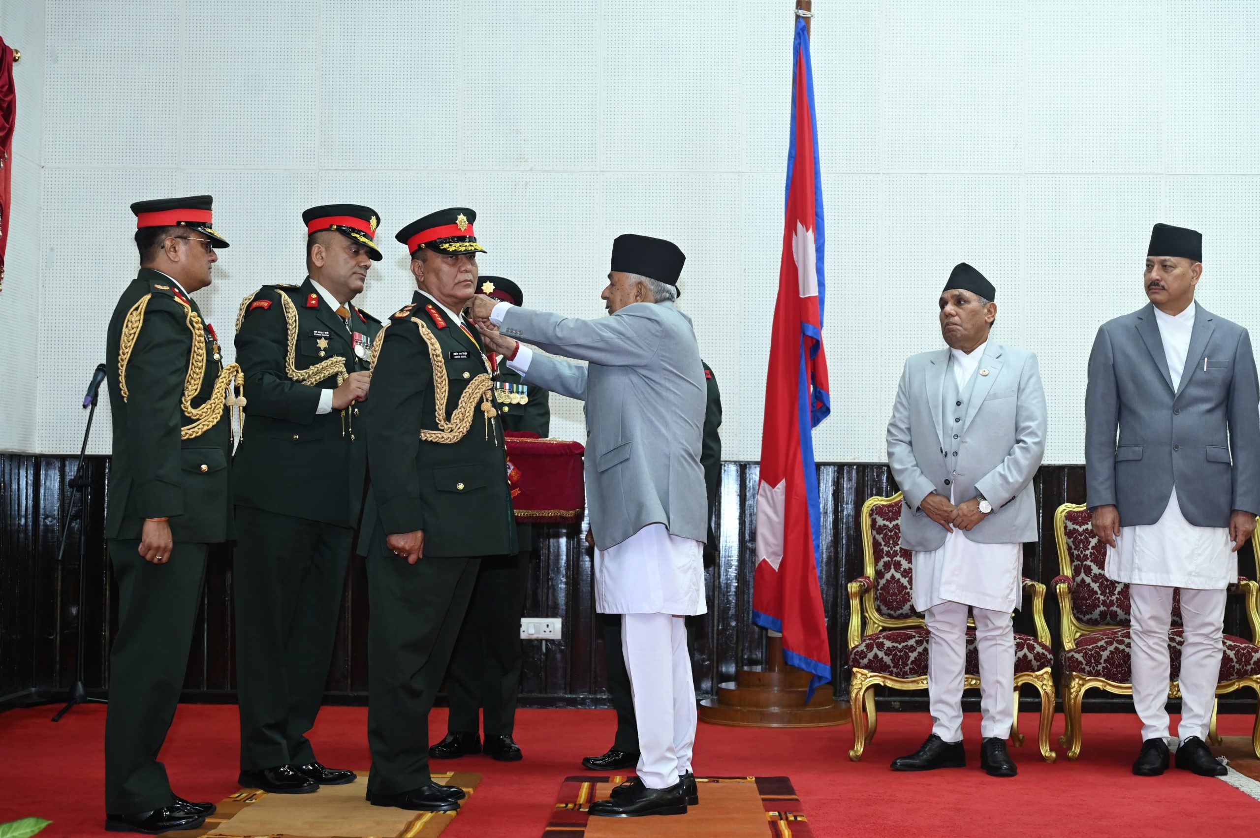 नवनियुक्त प्रधानसेनापतिलाई राष्ट्रपतिद्वारा महारथीको दर्ज्यानी चिह्न प्रदान