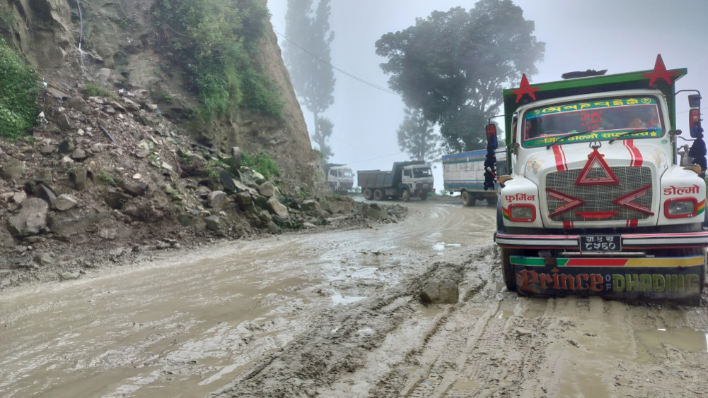 धुलिखेल–खावा सडक विस्तार : मालवाहक गाडी दुई दिन नचल्ने