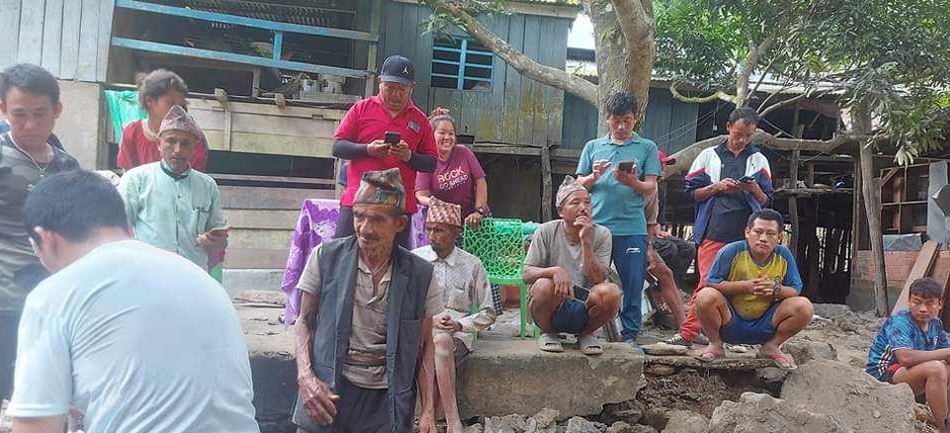 बाढीपहिरो पीडित आफन्तकहाँ आश्रय लिएर दसैँ मनाउँदै