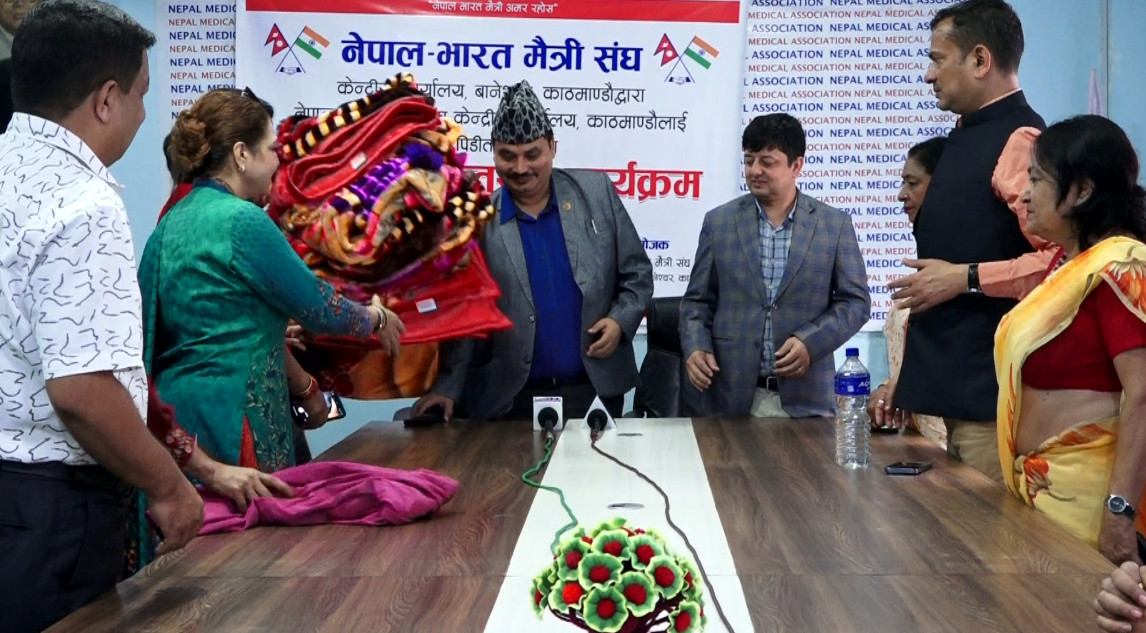 नेपाल–भारतमैत्री संघद्वारा बल्खु बाढी पीडितका लागि दश लाख बराबरको राहत हस्तान्तरण