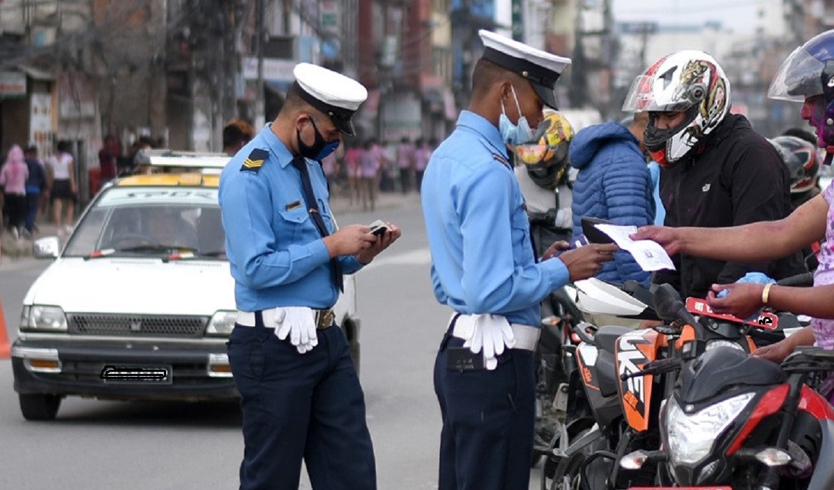 ट्राफिक प्रहरीले कागजी चिट नकाट्ने, नागरिक एपबाटै जरिवाना तिर्नसक्ने