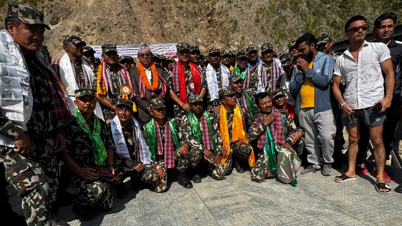 सुनकोशीको बेलिब्रिज सञ्चालनमा, मन्त्री दाहालद्वारा जडानमा खटिने जनशक्तिलाई सम्मान