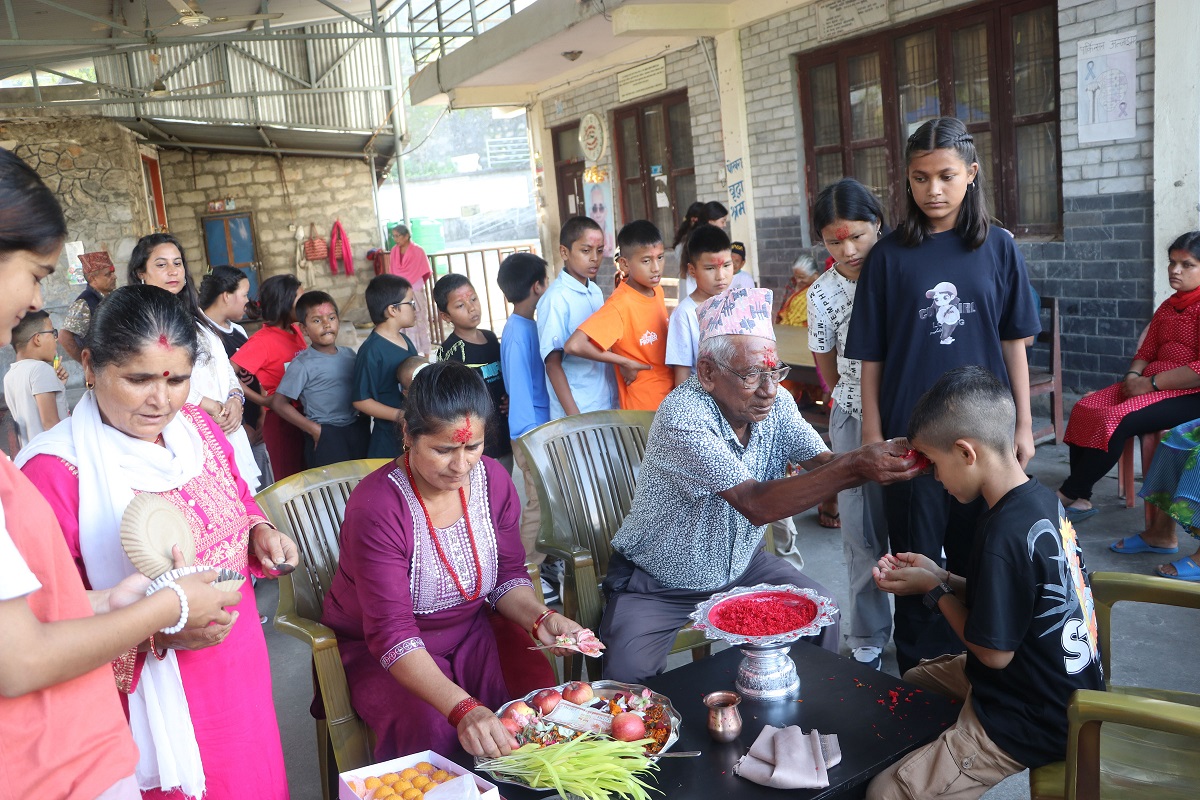 असहाय बालबालिकाले लगाए वृद्धाश्रममा टीका