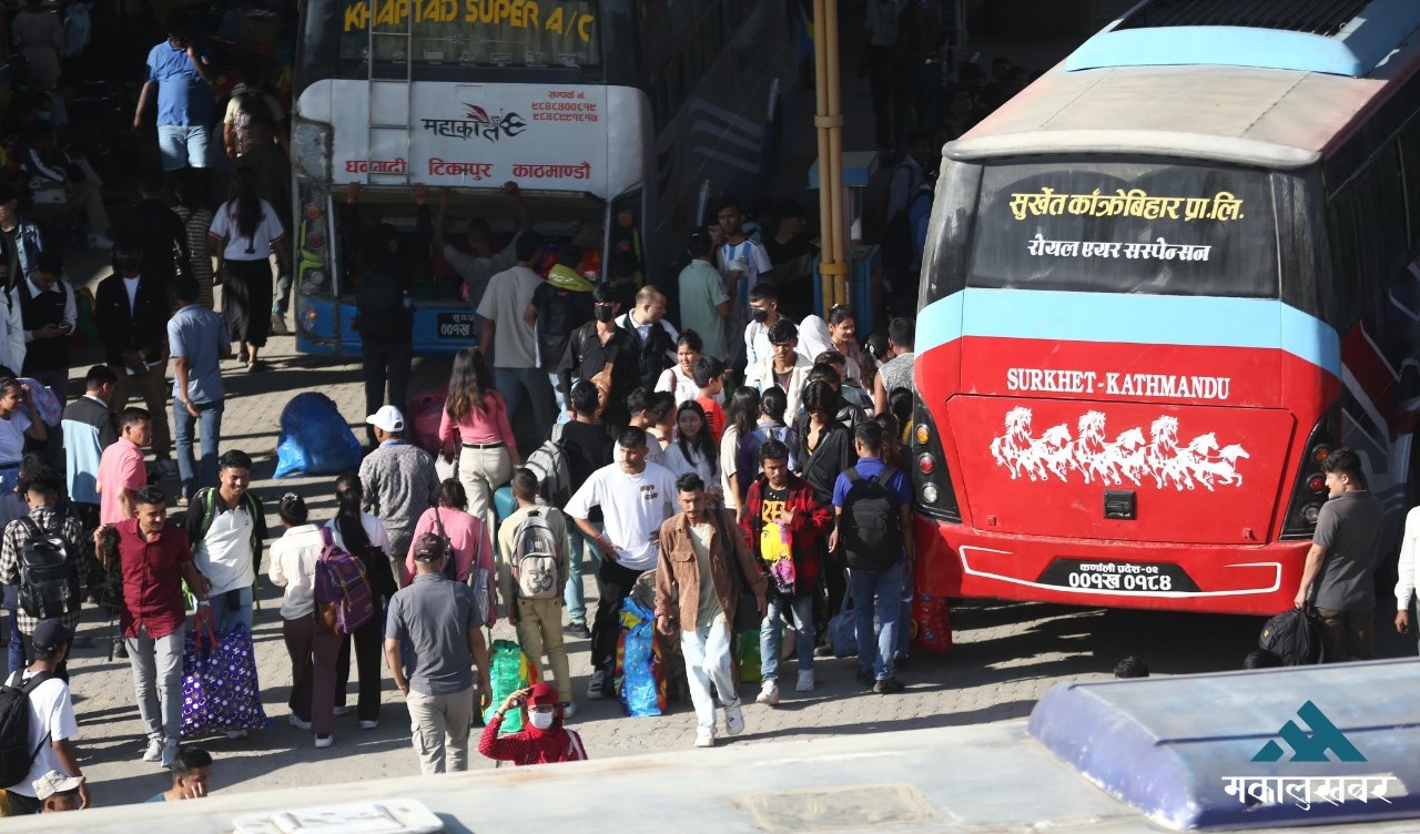 काठमाडौंको नयाँ बसपार्कमा बाटोभन्दा बसको पीर (तस्बिरहरू)