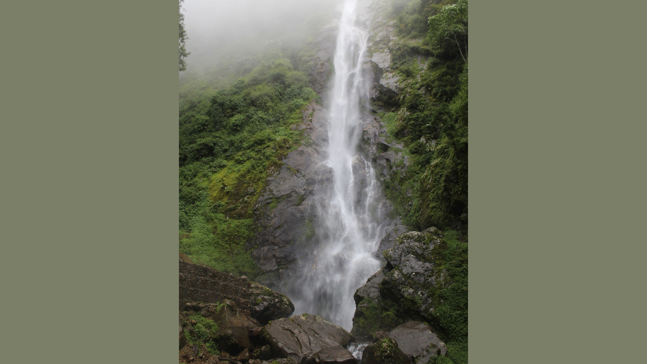 पर्यटकको पर्खाइमा भोजपुरको छाँगे झरना