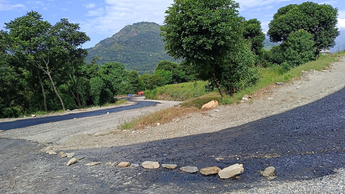 पर्वत र म्याग्दी जोड्ने माझफाँट–लेकफाँट सडक धमाधम कालोपत्र हुँदै