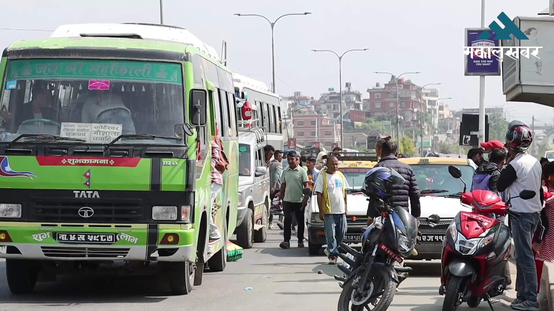 गाउँ गएकाहरु फर्किन थाले, काठमाडौंमा बढ्यो चहलपहल (तस्बिरहरु)