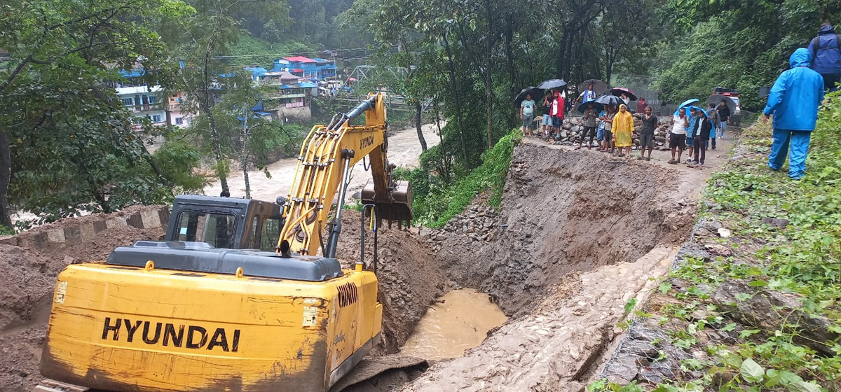 पूर्वी पहाडको ‘लाइफ लाइन’ मेची राजमार्गमा पुनः पहिरो