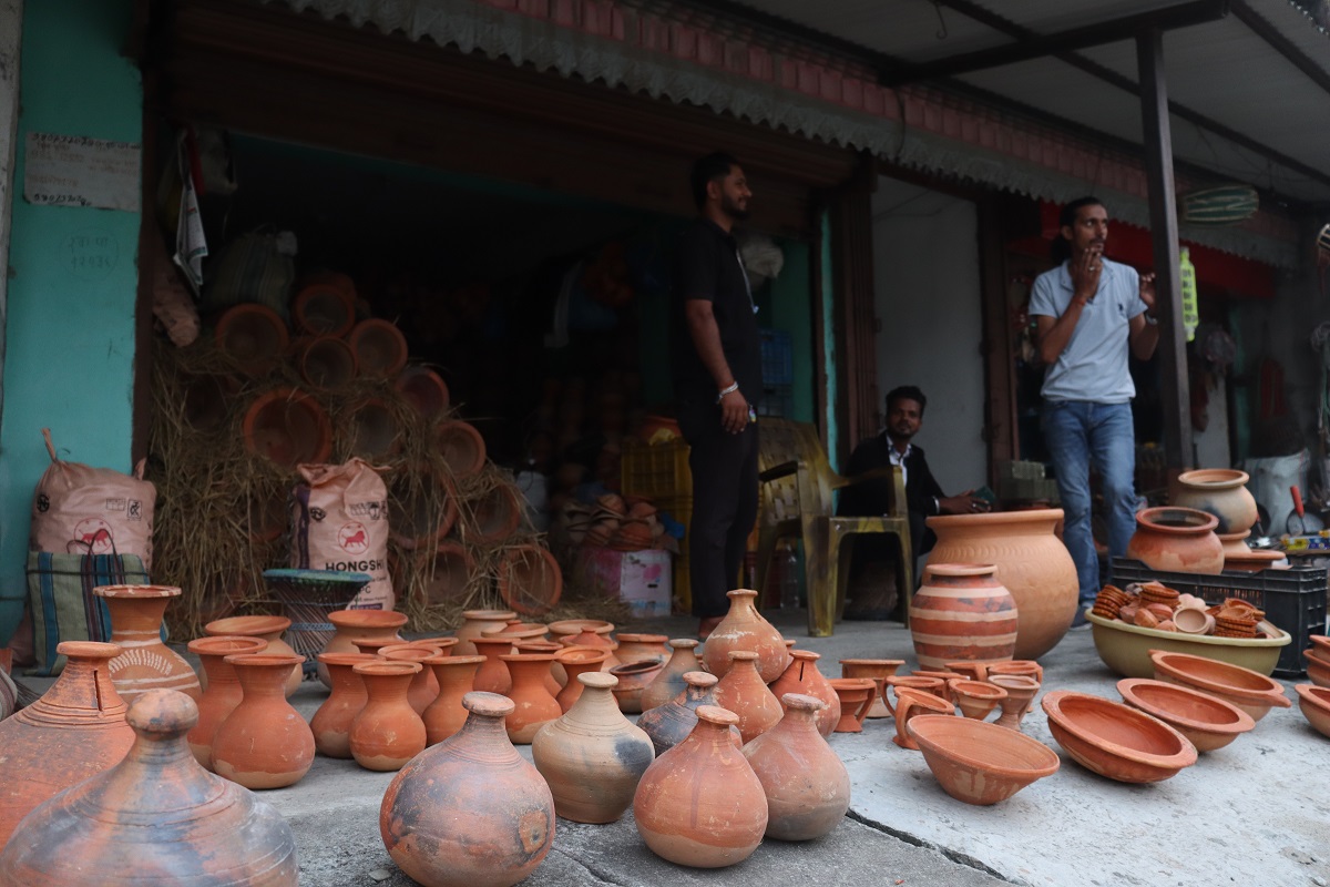 माटोका भाँडा बेचेर पण्डितले कमाउँछन् मासिक ८० हजारसम्म