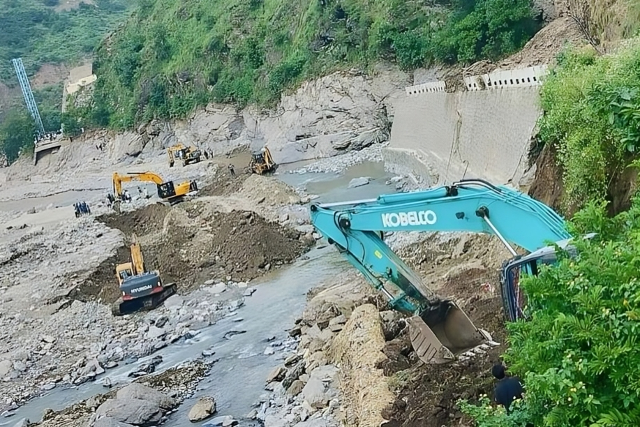 बीपी राजमार्गबाट घर जाने दशैँका यात्रु रोकिन नपर्ने, रोशीखोलाको सडक डाइभर्सन गरी खुलाइयो