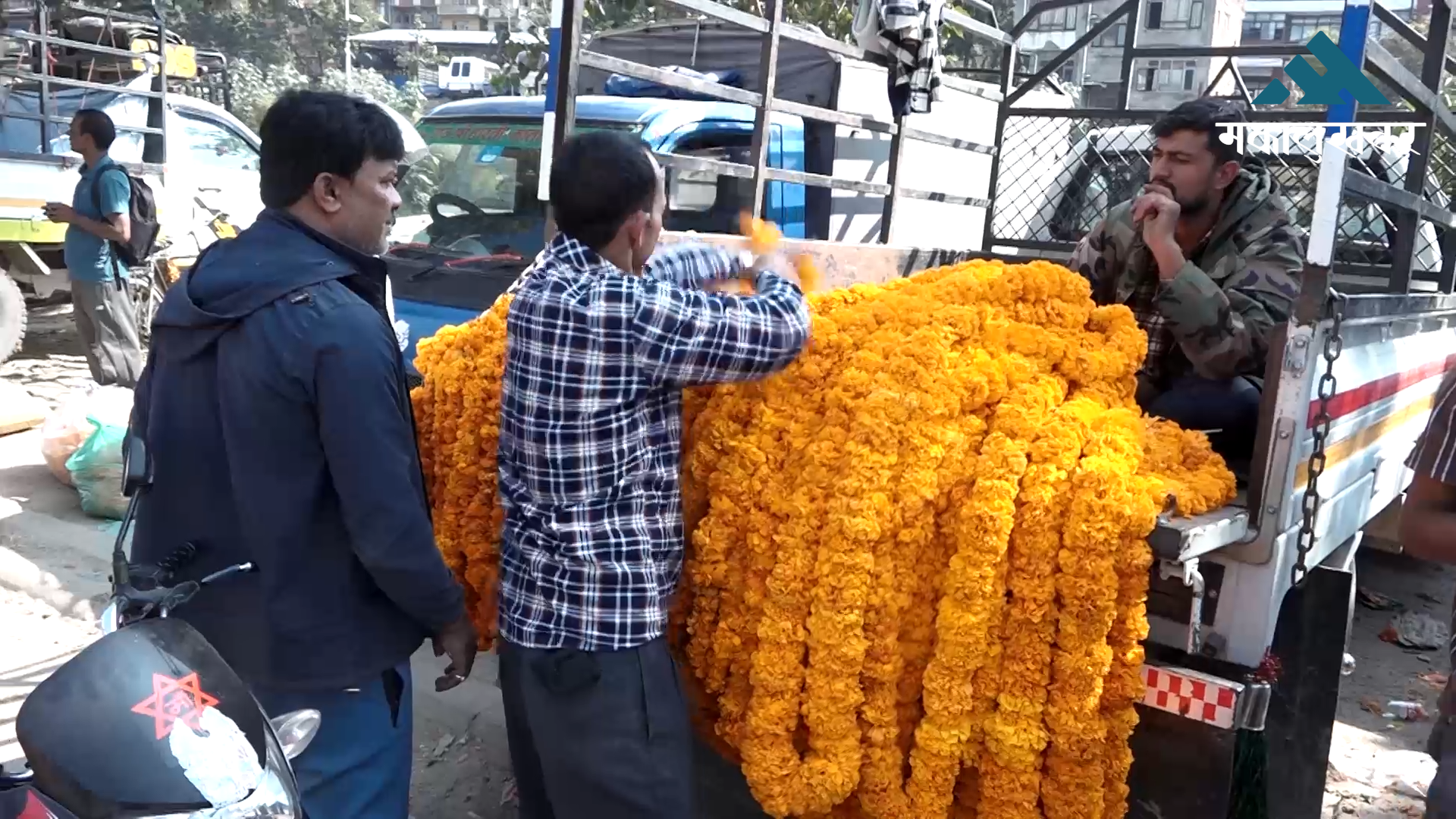 तिहार आएसँगै सयपत्री फूलको माला किन्नेहरुको भीड