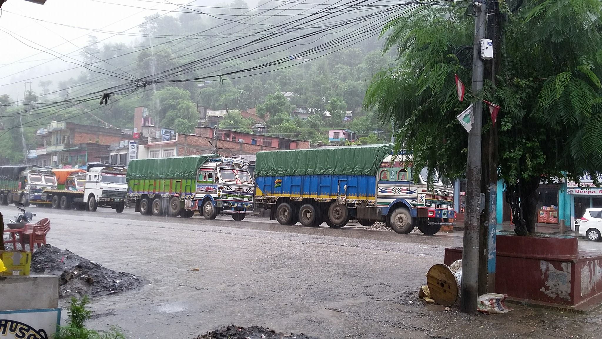 मुग्लिनमा ट्रक अनियन्त्रित भएर खस्दा दुई जनाको मृत्यु