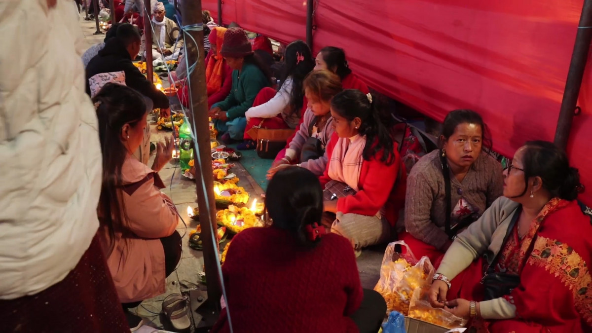 बालाचतुर्दशीको पूर्वसन्ध्यामा दीप प्रज्वलन गर्दै भक्तजन