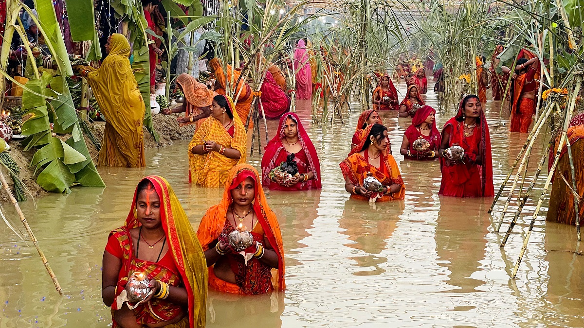 अस्ताउँदो सूर्यलाई अर्घ्य दिएर वीरगञ्जमा मनाइयो छठ