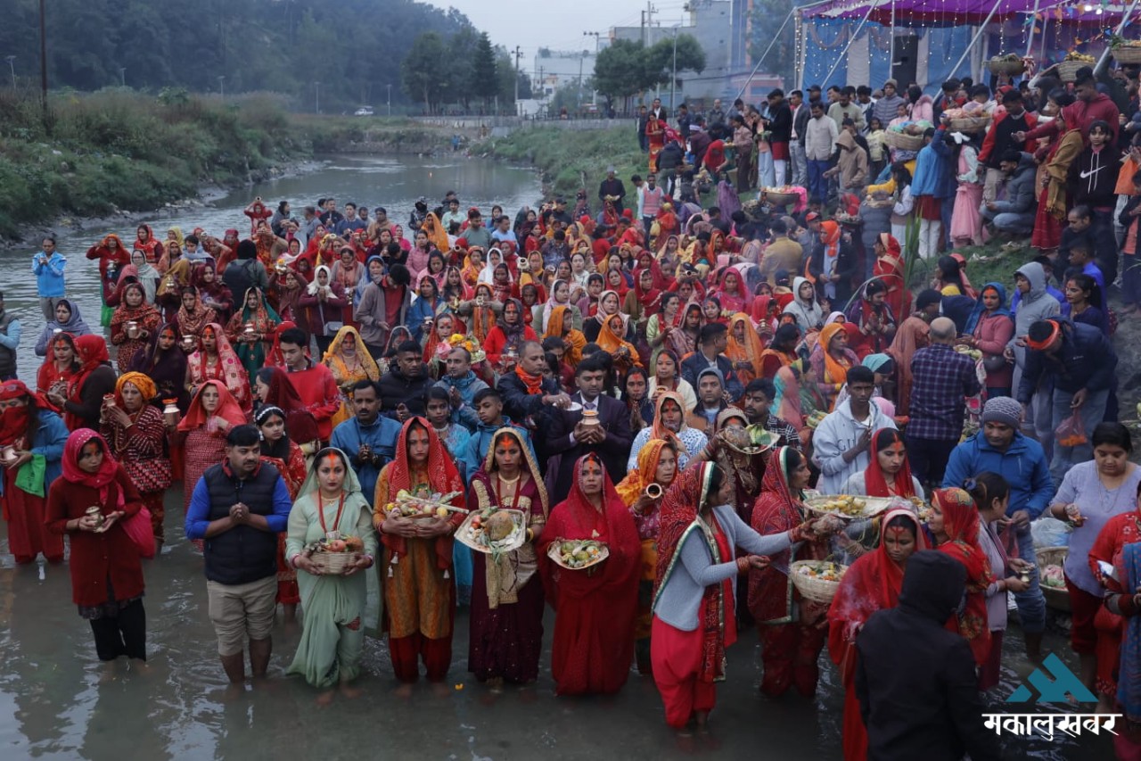 उदाउँदो सूर्यलाई अर्घ्य अर्पणसँगै सकियो छठ (तस्बिरहरु)