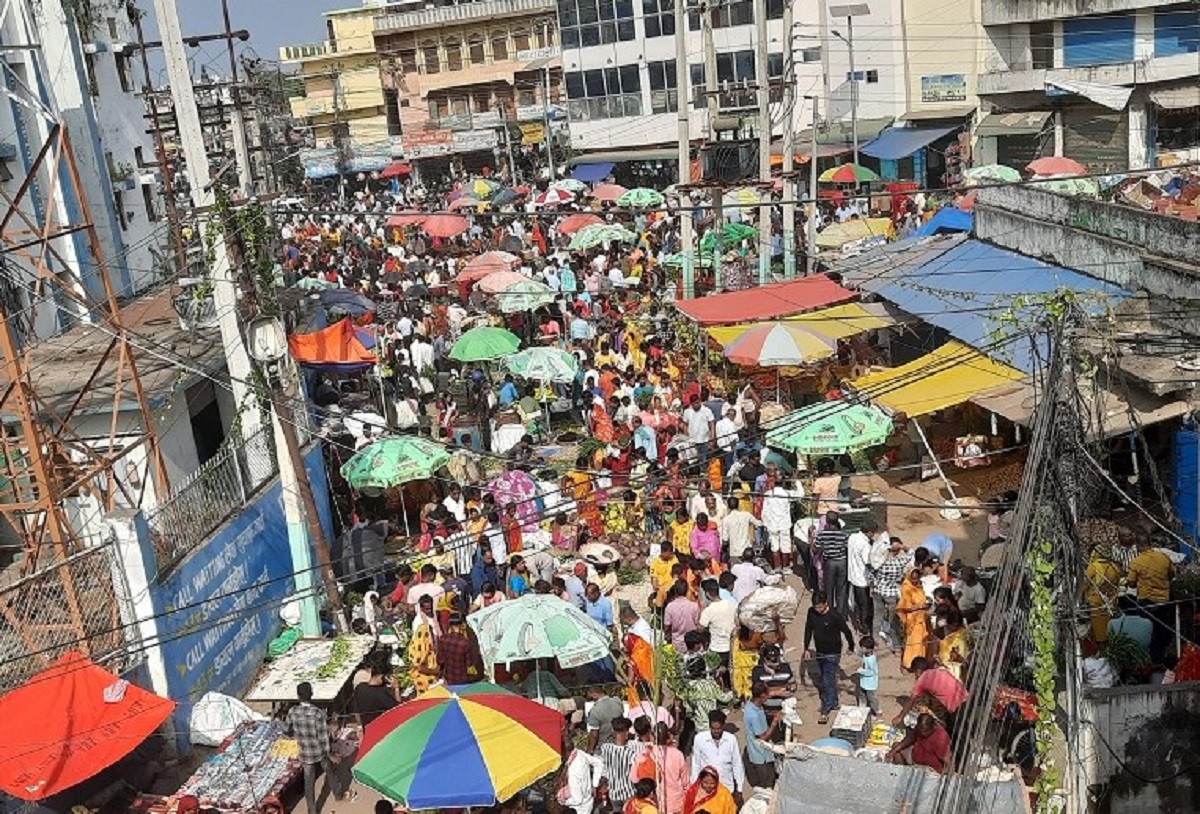 वीरगञ्जमा छठका सामान किनमेल गर्नेको घुइँचो