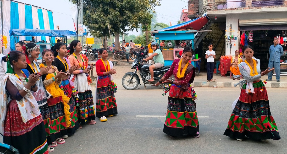 देउसी भैलीमा नृत्य गर्दै