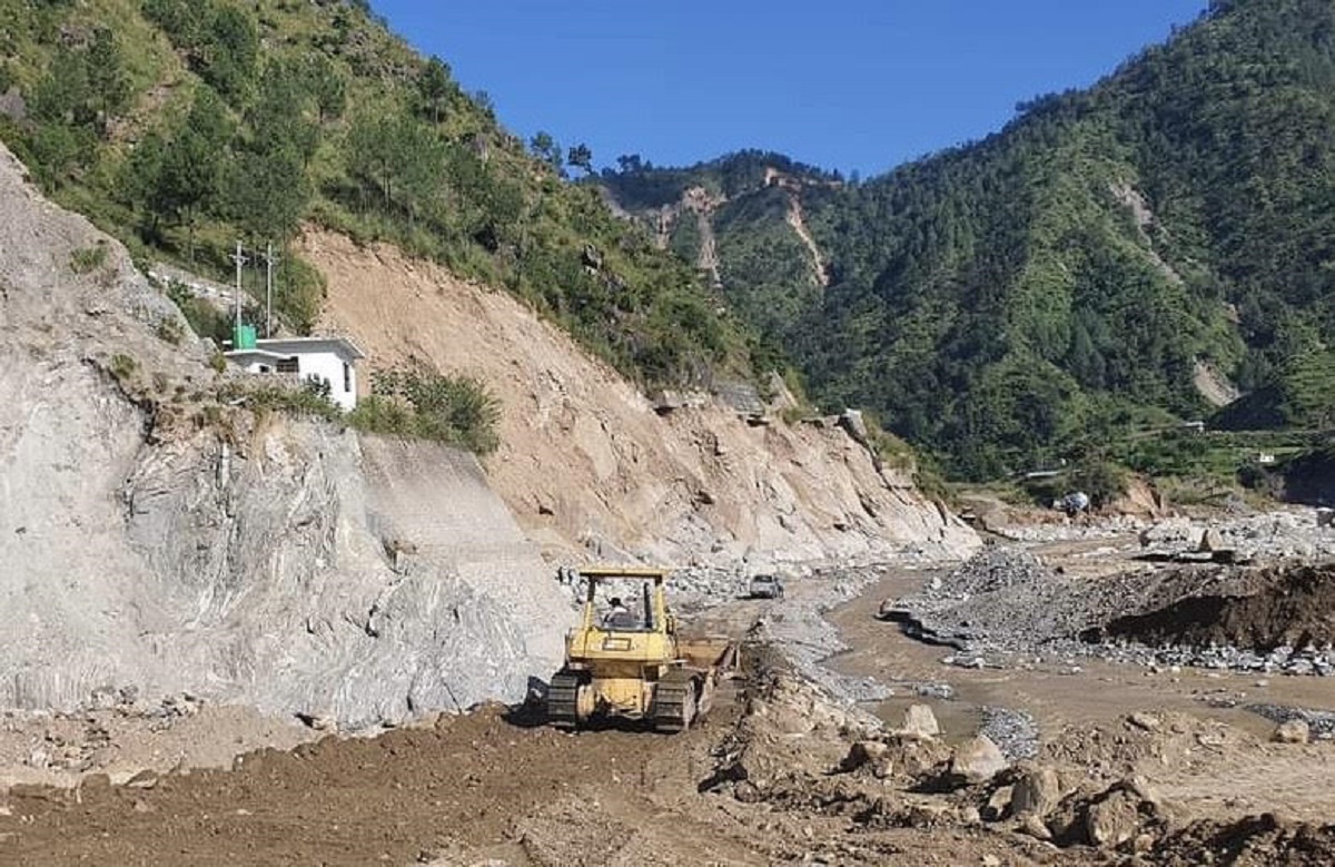 क्षतिग्रस्त विपी राजमार्ग पुनःनिर्माणबारे जाइकाद्वारा निरीक्षण