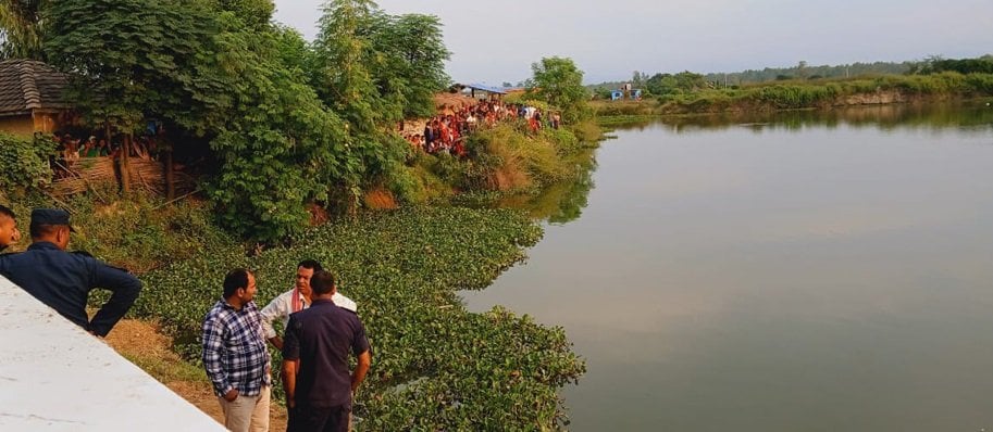 अनियन्त्रित कार पोखरीमा डुब्यो, दुई युवा बेपत्ता