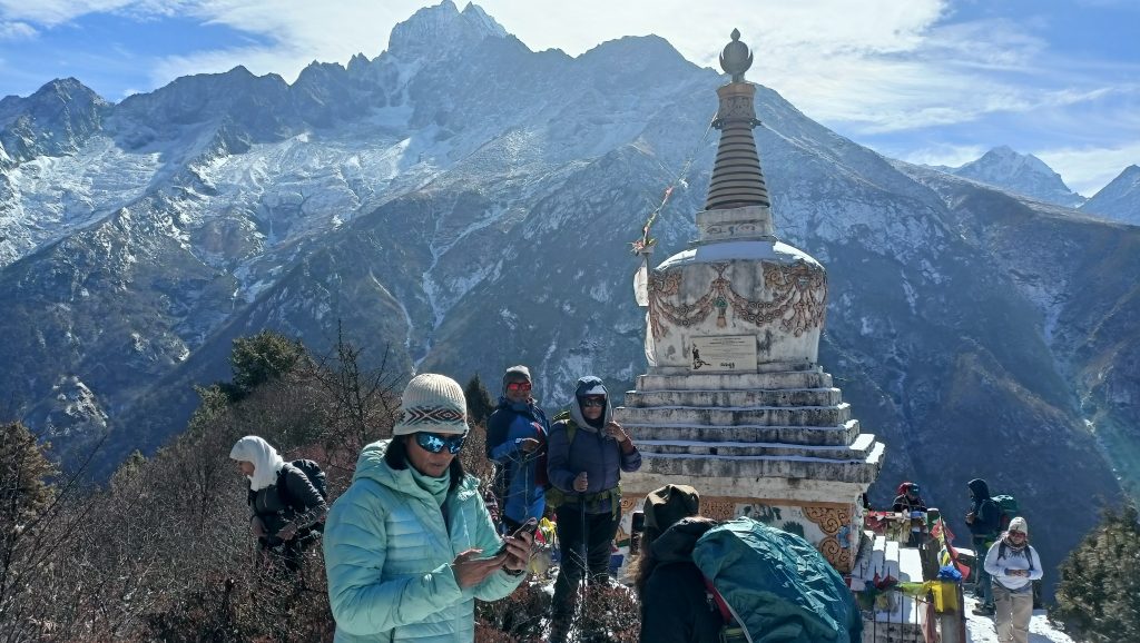 सगरमाथा क्षेत्र छोड्दै विदेशी पर्यटक, लुक्लामा घुइँचो