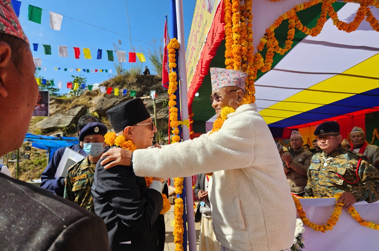 धर्मगुरुले कोइरालालाई भने-तपाईं जत्तिको इमान्दार नेता कोही छैन,मुलुकको बागडोर सम्हाल्नुस्