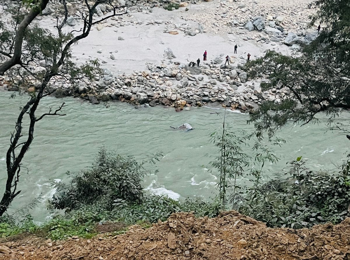 त्रिशुलीमा मालबहाक ट्रक खस्यो